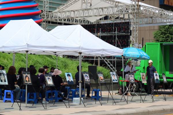코로나19 백신 피해자들이 백신 피해 구제 특별법 제정을 요구하며 설치한 천막에 백신 접종 이후 숨진 이들의 영정사진이 있다. 코백회 제공