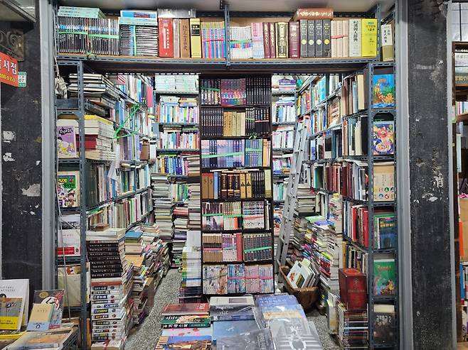 Used books are sold in Bosu-dong Book Street. (Jung Min-kyung/ The Korea Herald)