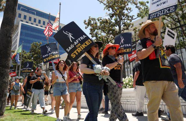 지난 26일(현지시간) 할리우드 양대 노조인 미 작가조합(WGA)과 배우·방송인노동조합(SAG-AFTRA)이 미국 캘리포니아주 로스앤젤레스(LA) 거리에서 행진하고 있다. 로이터연합뉴스