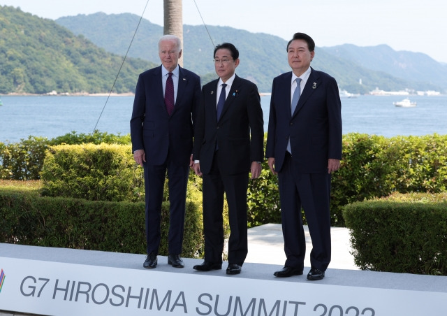 윤석열 대통령이 지난 5월 21일 일본 히로시마 G7 정상회의에서 조 바이든 미국 대통령, 기시다 후미오 일본 총리와 한미일 정상회담을 하고 있다. 공동취재사진