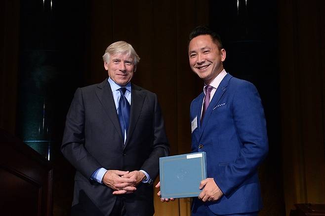 2016년 퓰리처상 소설 부문 수상 당시 응우옌 작가의 모습. Lee C. Bollinge 콜롬비아대 총장이 그에게 상을 수여했습니다. [퓰리처상 홈페이지]