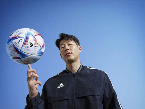 축구공을 돌리고 있는 손흥민