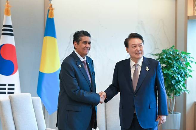 [서울=뉴시스] 윤석열 대통령이 29일 서울 용산 대통령실 청사에서 수랑겔 휩스 주니어 팔라우 대통령과 악수하고 있다. (사진=대통령실 제공) 2023.05.29. *재판매 및 DB 금지