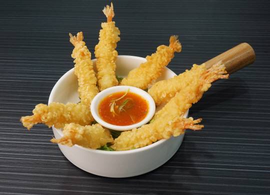 튀김 요리 고온의 기름에 재빨리 익힌 튀김과 전 요리는 바삭한 식감뿐 아니라 영양소 파괴가 적은 이유로 인해 남녀노소에게 선호되는 음식이다. 게티이미지