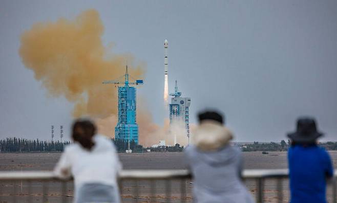 중국 자체 위성인터넷망을 위한 로켓 발사. 지난 9일 지우콴 / 출처 : 게티이미지