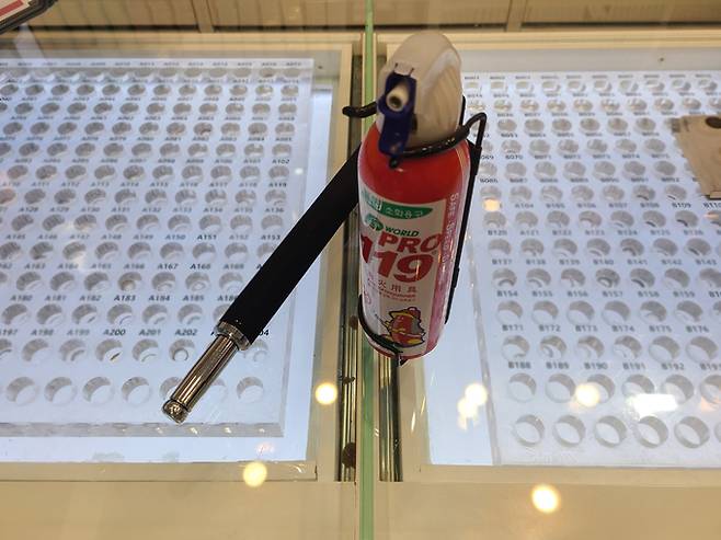 28일&nbsp;‘신림 칼부림’ 사건이 발생한&nbsp;서울 관악구 신림역 인근 골목길에서 한 렌즈 전문점 직원이 불안감을 호소하며 호신용품을 보여주고 있다.