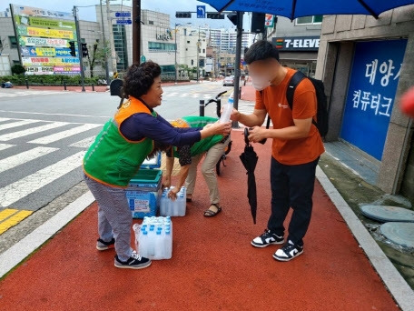 이천시는 중리동 터미널사거리, 마장면 오천사거리 등 시내 그늘막 30곳에서 한 곳당 하루에 50~60병(500㎖)씩  얼음생수를 제공한다.  이천시 제공