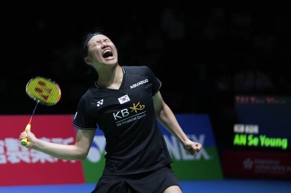 안세영이 29일 일본오픈 여자단식 4강전에서 타이쯔잉을 꺾고 결승에 진출한 뒤 환호하고 있다. AP 연합뉴스