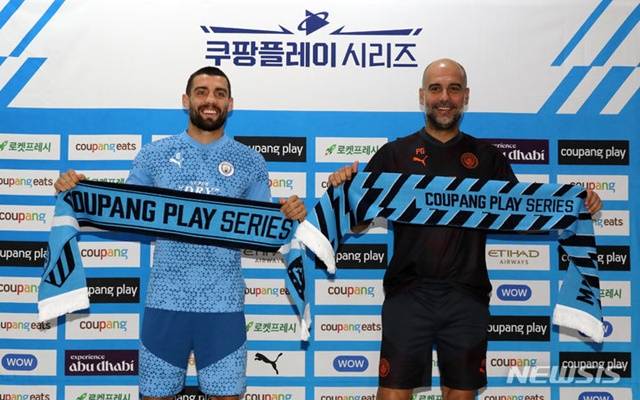 29일 서울월드컵경기장에서 열린 쿠팡 플레이 시리즈 2차전 맨체스터 시티의 마테오 코바치치와 펩 과르디올라 감독(오른쪽)이 포즈를 취하고 있다. /사진=뉴시스 제공
