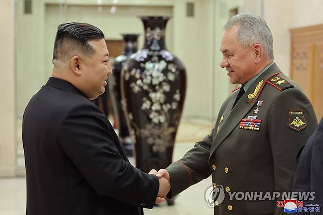 북한 김정은, 러시아 국방장관 접견 (평양 조선중앙통신=연합뉴스) 김정은 북한 국무위원장이 지난 26일 당중앙위원회 본부청사에서 조국해방전쟁승리 70주년(전승절) 행사 참석차 방북한 세르게이 쇼이구 국방장관을 단장으로 하는 러시아 군사대표단을 접견했다고 조선중앙통신이 27일 보도했다. 2023.7.27
    [국내에서만 사용가능. 재배포 금지. For Use Only in the Republic of Korea. No Redistribution] nkphoto@yna.co.kr