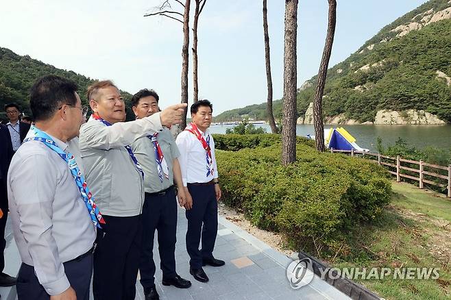 세계잼버리 수상안전 준비현장 점검하는 이상민 장관 (서울=연합뉴스) 이상민 행정안전부 장관이 29일 오후 2023 세계스카우트잼버리가 열릴 전북 부안군 새만금 부지를 찾아 준비 상황과 수상 안전 대책 등을 점검하고 있다. 2023.7.29 [행정안전부 제공. 재판매 및 DB 금지] photo@yna.co.kr