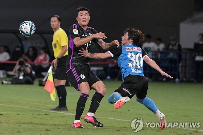 볼을 다투는 김민재(왼쪽) [AFP=연합뉴스]