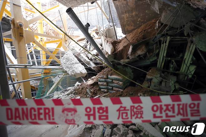 원희룡 국토교통부 장관이 2일 인천시 서구 검단의 한 아파트 지하주차장 슬래브 붕괴 현장을 찾았다. 이곳은 지난달 29일 지하주차장 지붕 구조물이 무너지는 사고가 발생했다. 2023.5.2/뉴스1 ⓒ News1 정진욱 기자