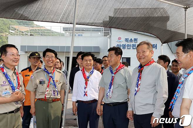 이상민 행정안전부 장관(오른쪽에서 두번째)이 지난 29일 오후 2023 세계스카우트잼버리가 열릴 전북 부안군 새마금 부지를 찾아 준비 상황과 수상 안전 대책 등을 점검하고 있다. (행정안전부 제공)2023.7.29/뉴스1