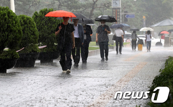 29일 서울 광화문네거리 일대에서 우산 쓴 시민들이 갑자기 쏟아지는 집중호우에 발걸음을 재촉하고 있다. 2023.6.29/뉴스1 ⓒ News1 박지혜 기자