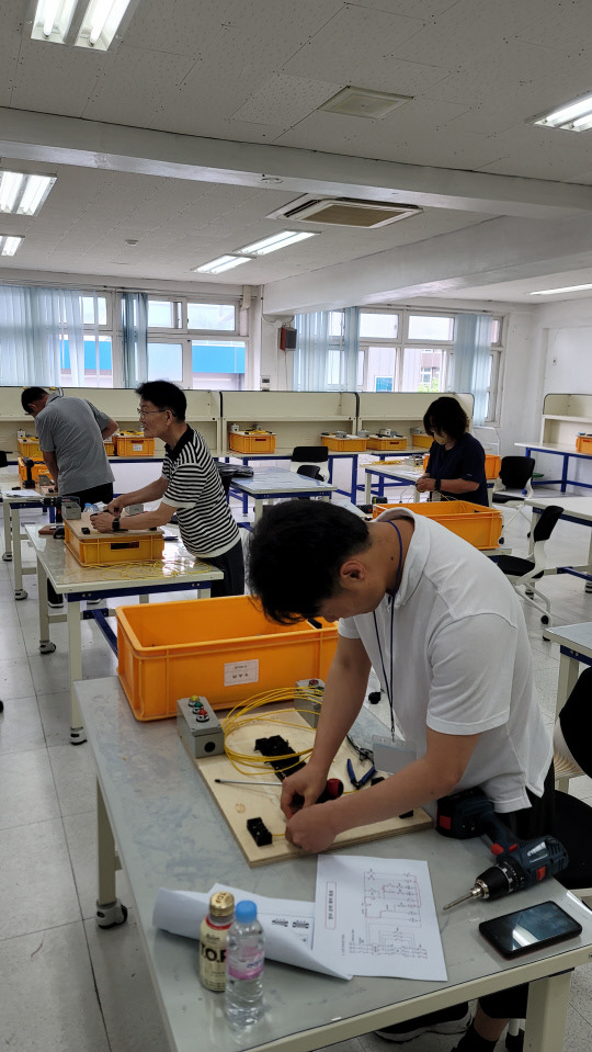 논산공업고등학교는 논산 시민과 학부모 50여 명을 대상으로 한 2023 논산 시민·학부모와 함께하는 기능인력 양성과정을 진행했다. 사진=논산계룡교육지원청 제공