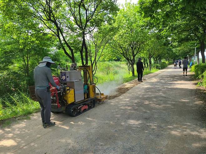 시민들의 심리적 불안감을 해소하기 위해 4.9km 전 구간에 걸쳐 250도 고온스팀 살균소독을 실시하고 있는 모습.ⓒ하남시