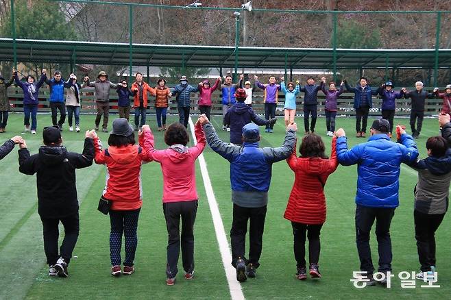 2018년 봄 세류초등학교 총동문회에서 펼쳐진 포크댄스 시간. 등반대회를 끝낸 뒤 식사 전에 서로를 알아가는 시간을 가졌다. 원 한가운데에서 지도하는 이영관 강사의 뒷모습이 보인다. 이영관 씨 제공