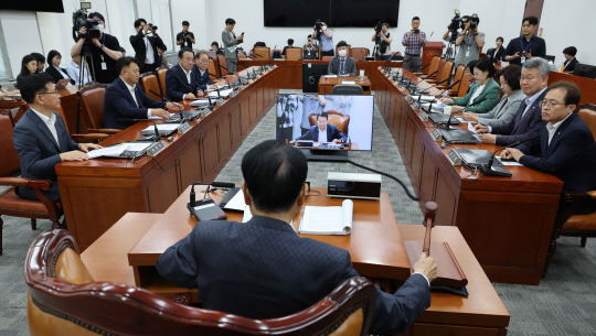 지난 7월27일 국회 윤리특별위원회 변재일 위원장이 서울 여의도 국회 본청에서 가상자산 보유·거래 논란으로 더불어민주당을 탈당한 무소속 김남국 의원 징계안을 논의하기 위해 열린 윤리특위 전체회의에서 의사봉을 두드리고 있다.<연합뉴스>