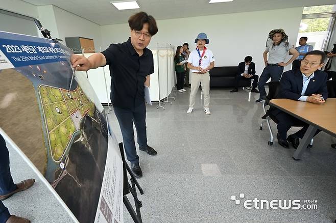 세계 스카우트잼버리가 32년만에 국내에서 개최되는 가운데 정부가 축제 활동 간 디지털 지원 및 안전 현안 점검에 나섰다. 28일 전북 부안군 새만금 잼버리 공원 전망대에서 이종호 과학기술정보통신부 장관이 잼버리 대회 현황 보고를 받고 있다. 김민수기자 mskim@etnews.com