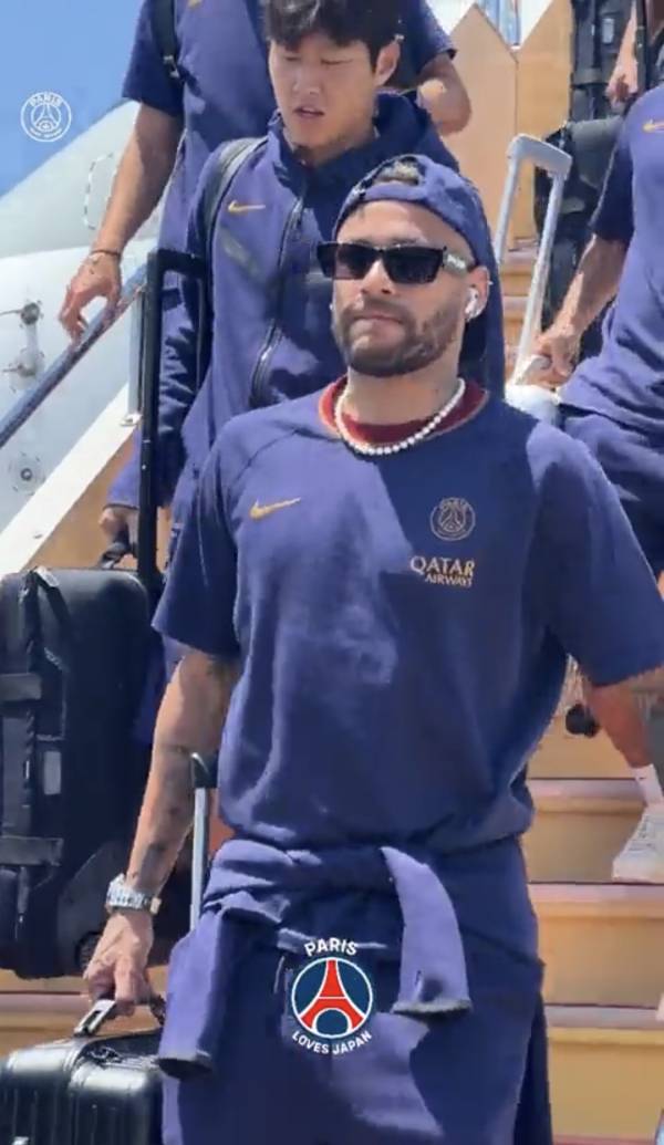 지난주 일본 입국 당시 비행기에서 함께 내리는 이강인과 네이마르. 사진=PSG SNS