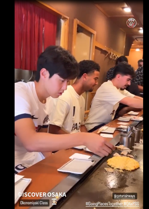 24일 PSG SNS에 공개된 일본 문화를 체험 중인 선수단의 모습. 이강인이 오코노미야키를 만들고 있다. 사진=PSG SNS