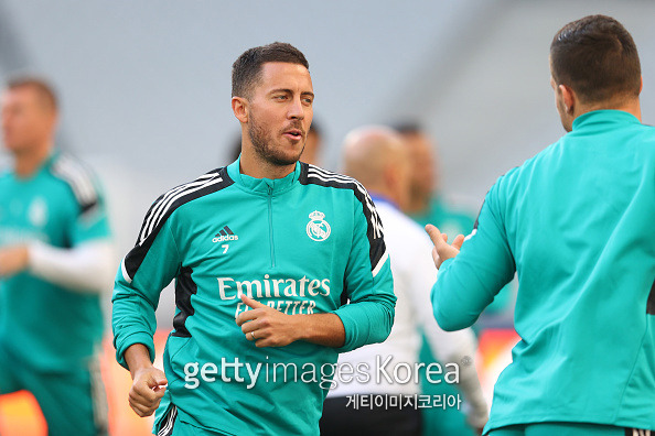 PARIS, FRANCE - MAY 27: Eden Hazard of Real Madrid warms up during the Real Madrid Training Session at Stade de France on May 27, 2022 in Paris, France. Real Madrid will face Liverpool in the UEFA Champions League final on May 28, 2022. (Photo by Catherine Ivill/Getty Images)