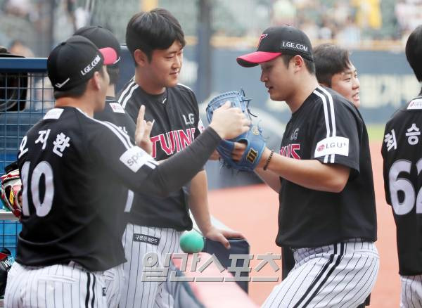 2023 KBO 프로야구 두산베어스와 LG트윈스의 경기가 30일 오후 서울 잠실야구장에서 열렸다. 키움에서 LG로 이적한 최원태가 선발등판해 1회말 수비를 삼자범퇴로 마무리한 후 동료들의 축하를 받고 있다. 잠실=김민규 기자 mgkim1@edaily.co.kr