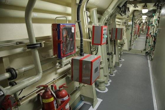 정조대왕함의 복도. 비닐이 덮인 장비가 보인다. 이철재 기자