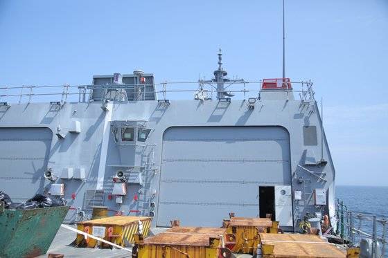 정조대왕함 헬기 격납고. 녹이 슨 장비는 시험평가용 웨이트(weightㆍ무게추)다. 이철재 기자