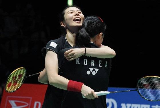 여자복식 금메달을 확정 지은 직후 얼싸안으며 기뻐하는 김소영(왼쪽)-공희용 조. AFP=연합뉴스