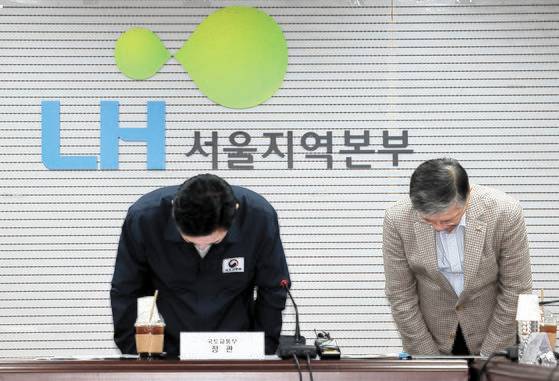 원희룡 국토교통부 장관(왼쪽)과 이한준 LH 사장이 30일 오후 LH서울지역본부에서 열린 공공주택 긴급안전점검 회의에서 LH아파트 철근누락 등에 대해 사과하고 있다. 연합뉴스