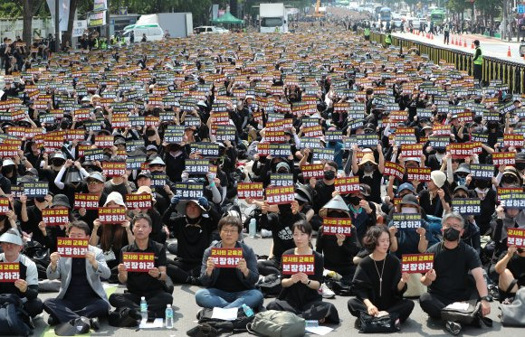 전국 교사들과 서울교대 교수 100여명이 정상적인 교육 환경을 조성해달라고 요구했다. 7월29일 서울 종로구 정부서울청사 인근 도로에서 열린 서이초 교사 추모식 및 교사생존권을 위한 집회에서 참가자들이 교사 처우 개선 등을 촉구하고 있다. /사진=뉴스1