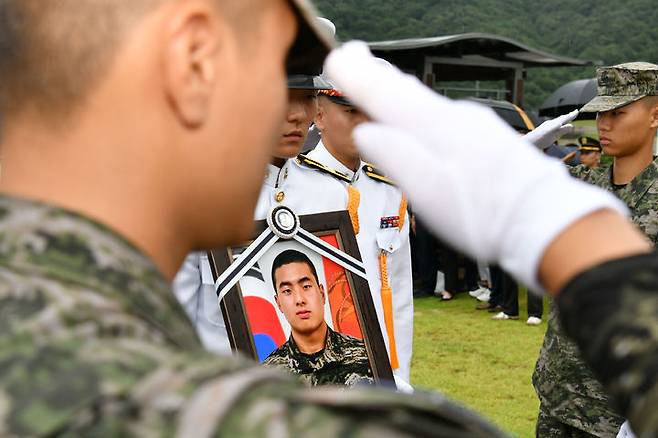 [서울=뉴시스] 최동준 기자 = 고 채수근 해병대 상병의 안장식이 22일 대전 유성구 대전현충원에서 거행되고 있다. (사진=국가보훈부 제공) 2023.07.22. photo@newsis.com *재판매 및 DB 금지