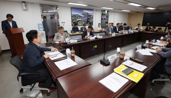 원희룡 국토교통부 장관이 30일 오후 LH서울지역본부에서 열린 공공주택 긴급안전점검 회의에서 발언하고 있다. 2023.7.30. 연합뉴스