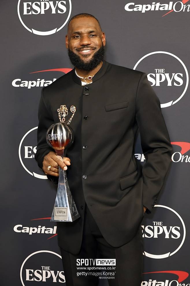 ▲ 르브론이 은퇴 전부터 레이커스로부터 영구결번 얘기를 들었다.