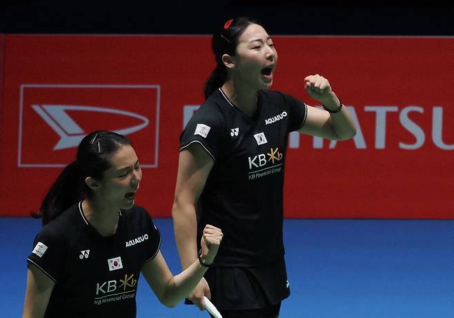 ▲ 2023 BWF 일본오픈 여자 복식 결승전에서 김소영(왼쪽)-공희용 조가 득점을 올린 뒤 주먹을 불끈 쥐고 있다. ⓒ연합뉴스/AFP