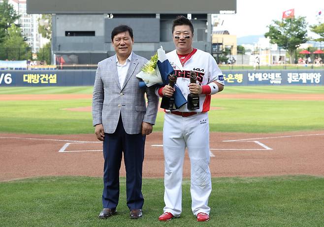 ▲ KIA 최형우(오른쪽)와 허구연 KBO 총재 ⓒKIA 타이거즈