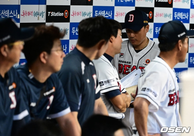 이승엽(오른쪽에서 두 번째) 두산 감독이 퇴장을 당하고 있다.