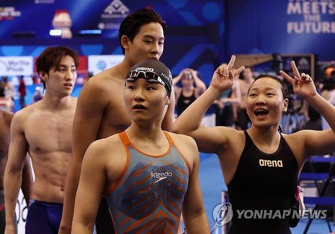 대한민국 팀, 혼성 혼계영 조 1위 (후쿠오카=연합뉴스) 윤동진 기자 = 대한민국 팀이 26일 일본 후쿠오카 마린 메세 후쿠오카홀에서 열린 2023세계수영선수권 혼성 혼계영 400ｍ 예선에서 조 1위로 경기를 마친 후 경기장을 나서고 있다. 2023.7.26 mon@yna.co.kr