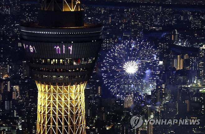 도쿄 스카이트리 옆에서 터진 불꽃 (도쿄 교도=연합뉴스) 지난 29일 일본에서 가장 높은 구조물인 도쿄 스카이트리 옆에 불꽃이 터지고 있다.