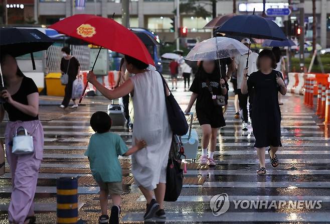 낮엔 폭염, 저녁엔 비 (서울=연합뉴스) 이지은 기자 = 서울 일부 지역에 폭우가 내린 30일 오후 서울역 인근에서 시민들이 우산을 쓴 채 횡단보도를 건너고 있다. 2023.7.30 jieunlee@yna.co.kr