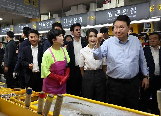 윤석열 대통령과 김건희 여사가 지난 27일 부산 중구 자갈치시장을 찾아 수산물 시장 상황을 점검하며 상인들을 격려하고 있다. (사진=연합뉴스)