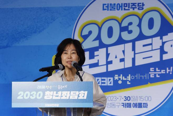 김은경 더불어민주당 혁신위원장이 지난 30일 성동구의 한 카페에서 열린 2030 청년좌담회에서 인사말을 하고 있다. (사진=연합뉴스)