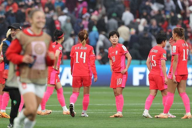 모로코에 0-1로 패해 16강 진출 가능성이 희박해진 한국 여자 축구 대표팀의 지소연 등 선수들이 아쉬워하고 있다. (애들레이드=연합뉴스) 