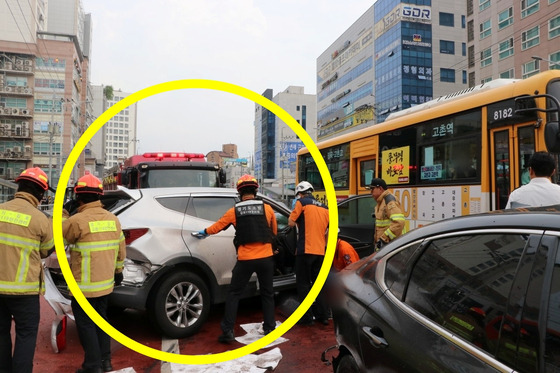 경기도 김포시에서 50대 여성이 몰던 스포츠유틸리티차(SUV)가 신호를 위반해 보행자와 차량 5대를 들이받았다. 〈사진=경기도소방재난본부〉