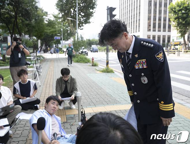 행정안전부의 경찰국 신설에 반대해 총경회의를 주도했다가 징계 처분을 받은 류삼영 총경(울산경찰청 치안지도관)이 31일 오전 서울 서대문구 경찰청 앞에서 가진 사직 기자회견에서 인사하고 있다. 2023.7.31/뉴스1 ⓒ News1 신웅수 기자