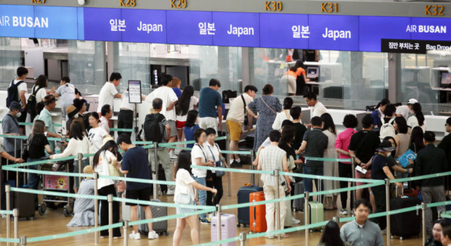 인천국제공항 제1터미널에서 여행객들이 탑승수속을 기다리고 있다.ⓒ뉴시스