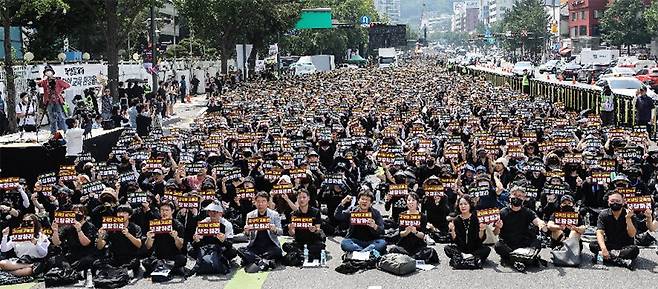 29일 서울 종로구 경복궁역 일대에서 열린 공교육 정상화 촉구 집회에서 교사들이 ‘교사의 교육권을 보장하라’ 등의 손팻말을 들고 구호를 외치고 있다. 뉴시스