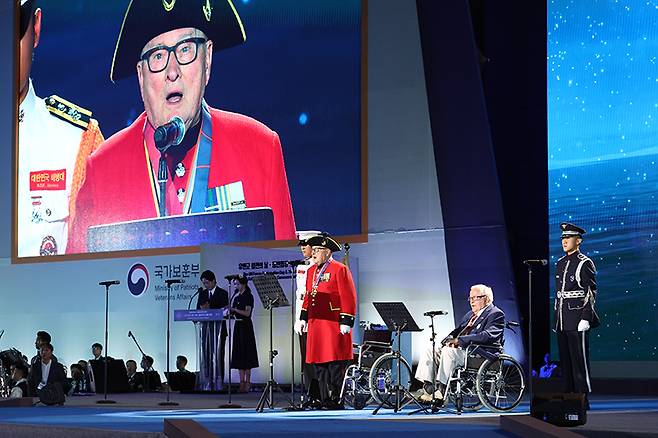 27일 부산 영화의 전당 야외극장에서 진행된 유엔군 참전의날·정전협정 70주년 기념식에서 참전용사인 패트릭 핀(미국, 오른쪽), 콜린 태커리(영국) 씨가 합창 단원들과 함께 아리랑을 부르고 있다. (사진=저작권자(c) 연합뉴스, 무단 전재-재배포 금지)